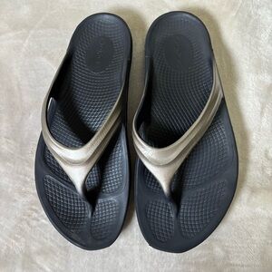 WOMEN'S OOFOS OOLALA LUXE SANDAL - LATTE SIZE W9